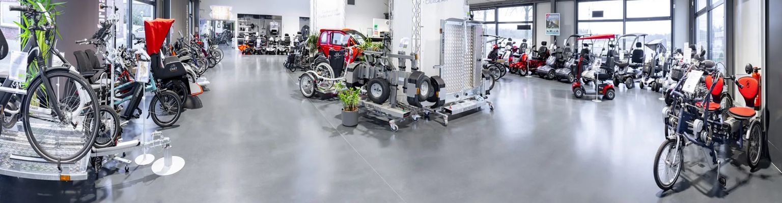 Foto unserer Ausstellung E-Bikes und E-Roller als Panoramabild