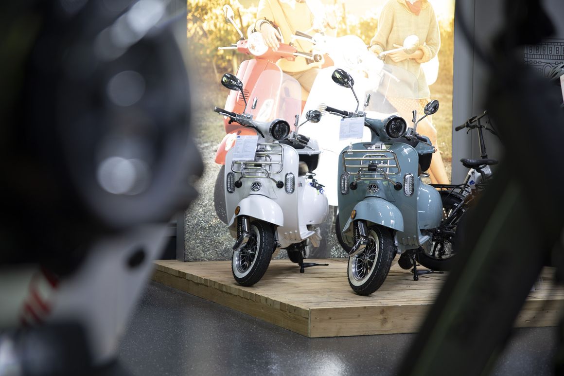 Foto Ausstellung E-Roller mit zwei Retrorollern weiß und türkis